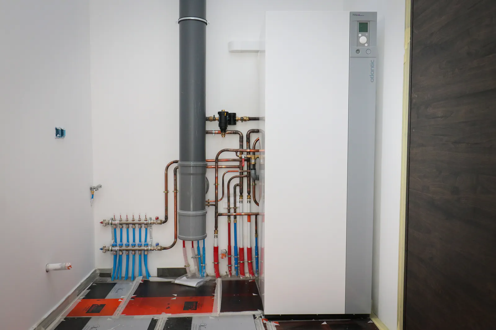 Unité intérieure de pompe à chaleur air-eau bibloc Atlantic Alfea avec ballon d'eau chaude installée par un professionnel HomeServe dans la Loire, éligible à la TVA à taux réduit