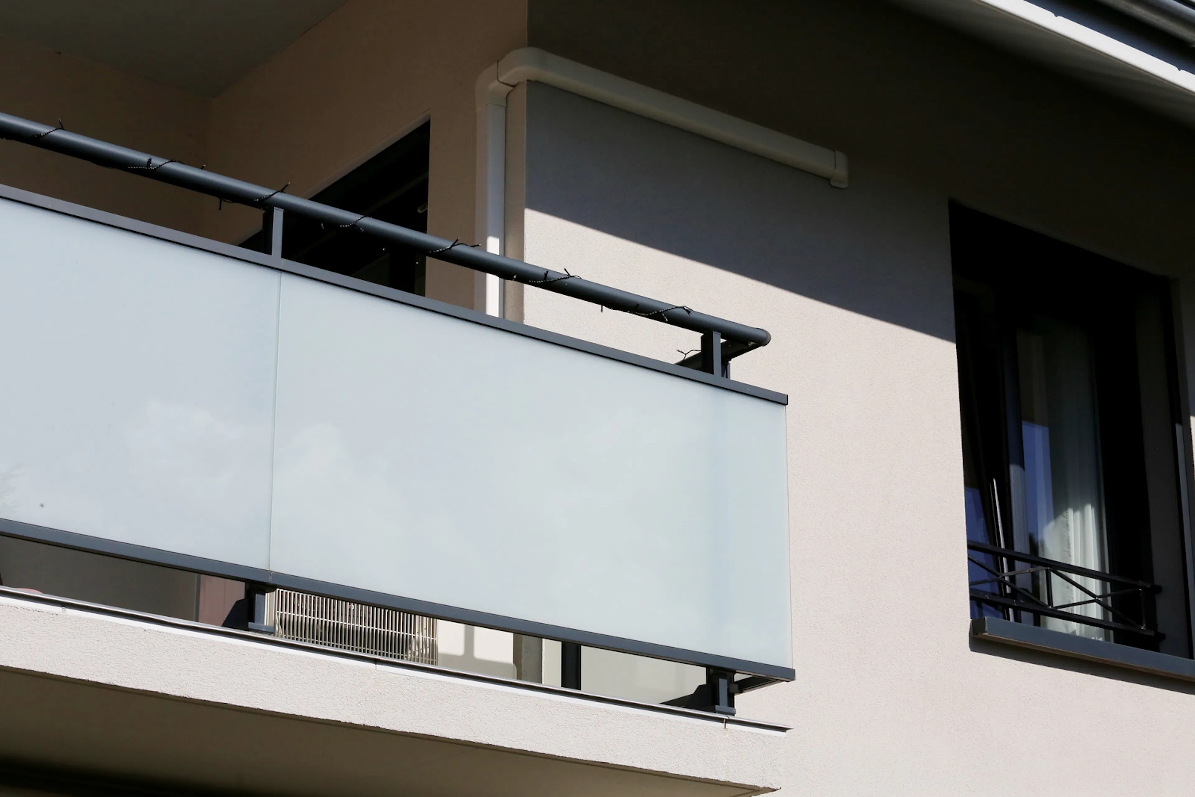 Unité extérieure de climatisation installée sur un balcon près de Chambéry