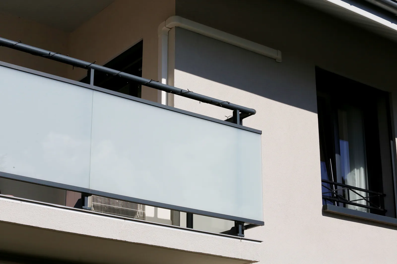 Unité extérieure de climatisation installée sur un balcon près de Chambéry