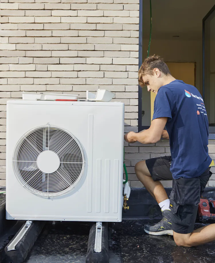 Man installeert warmtepomp