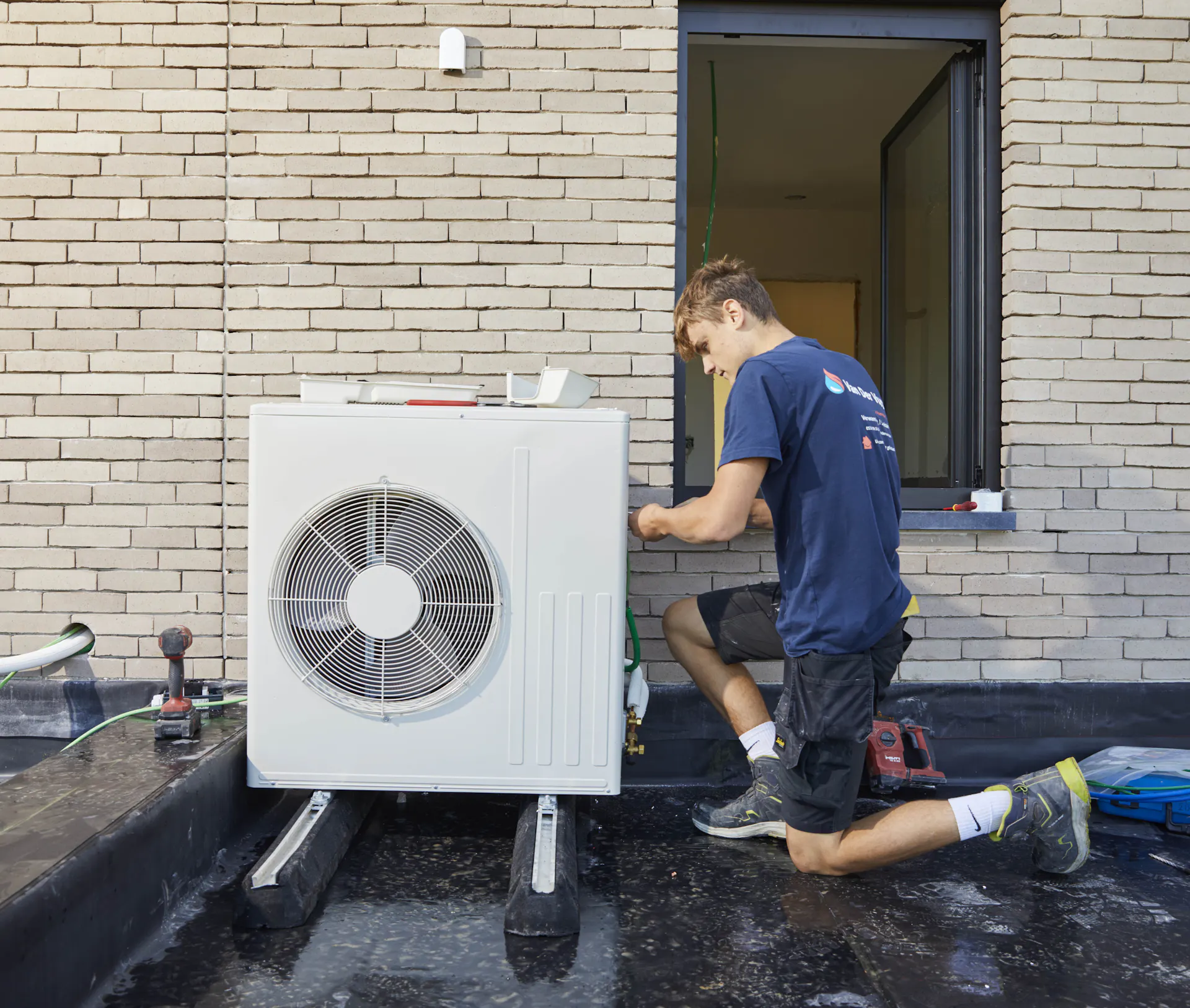 Man installeert warmtepomp