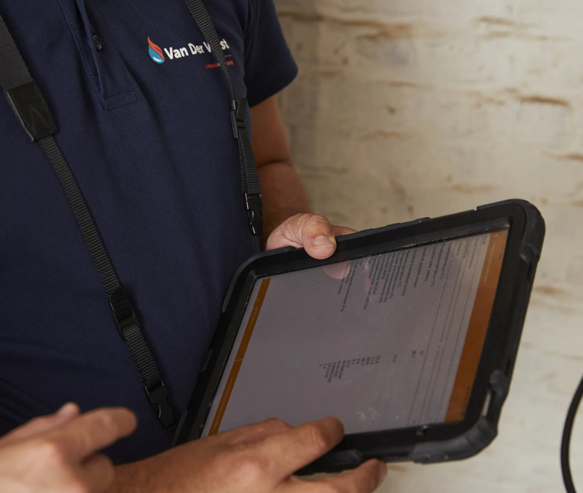Man met tablet in zijn hand