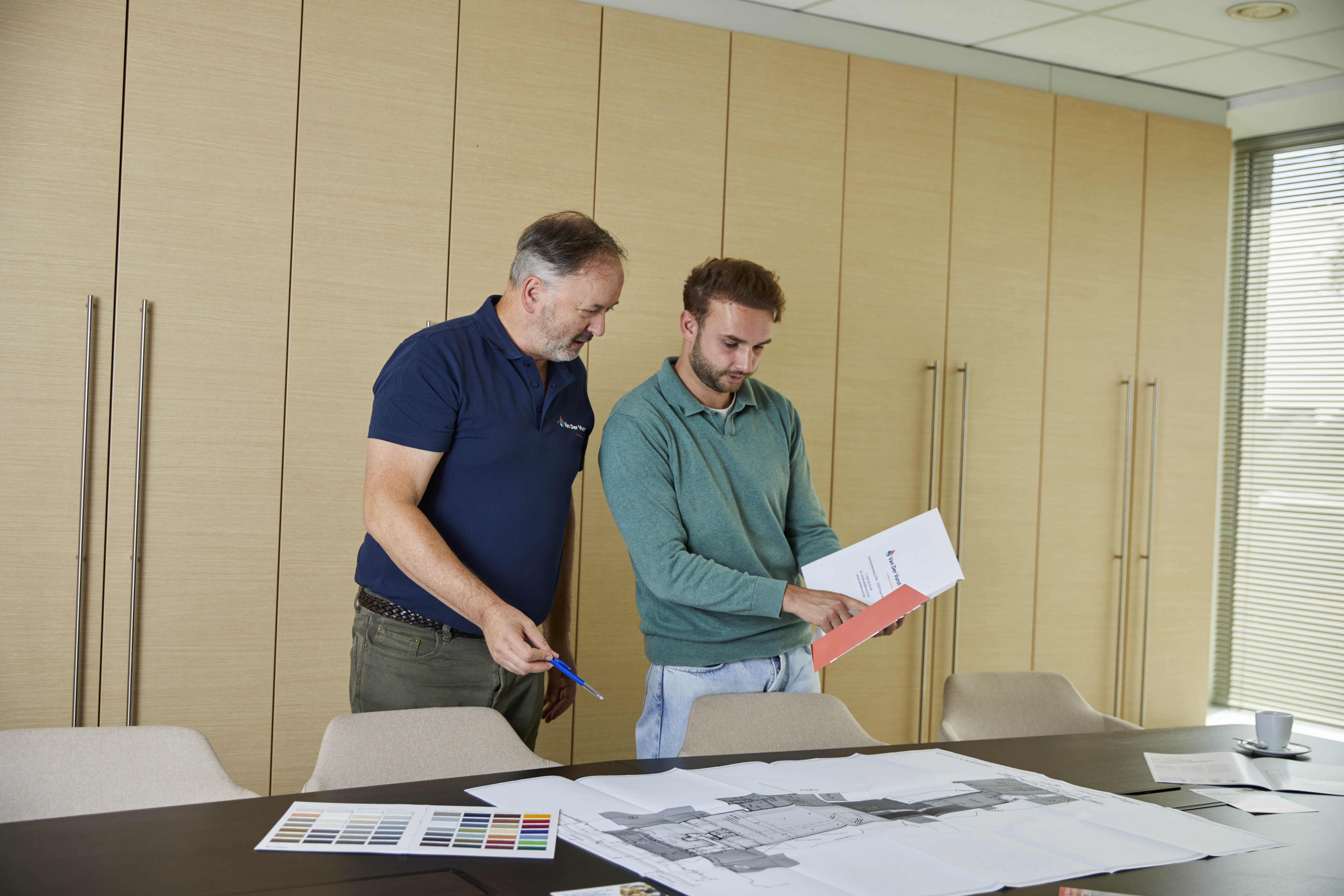Medewerker en klant bekijken plan