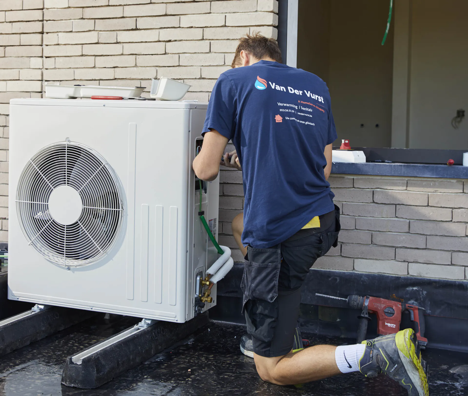 Man installeert warmtepomp