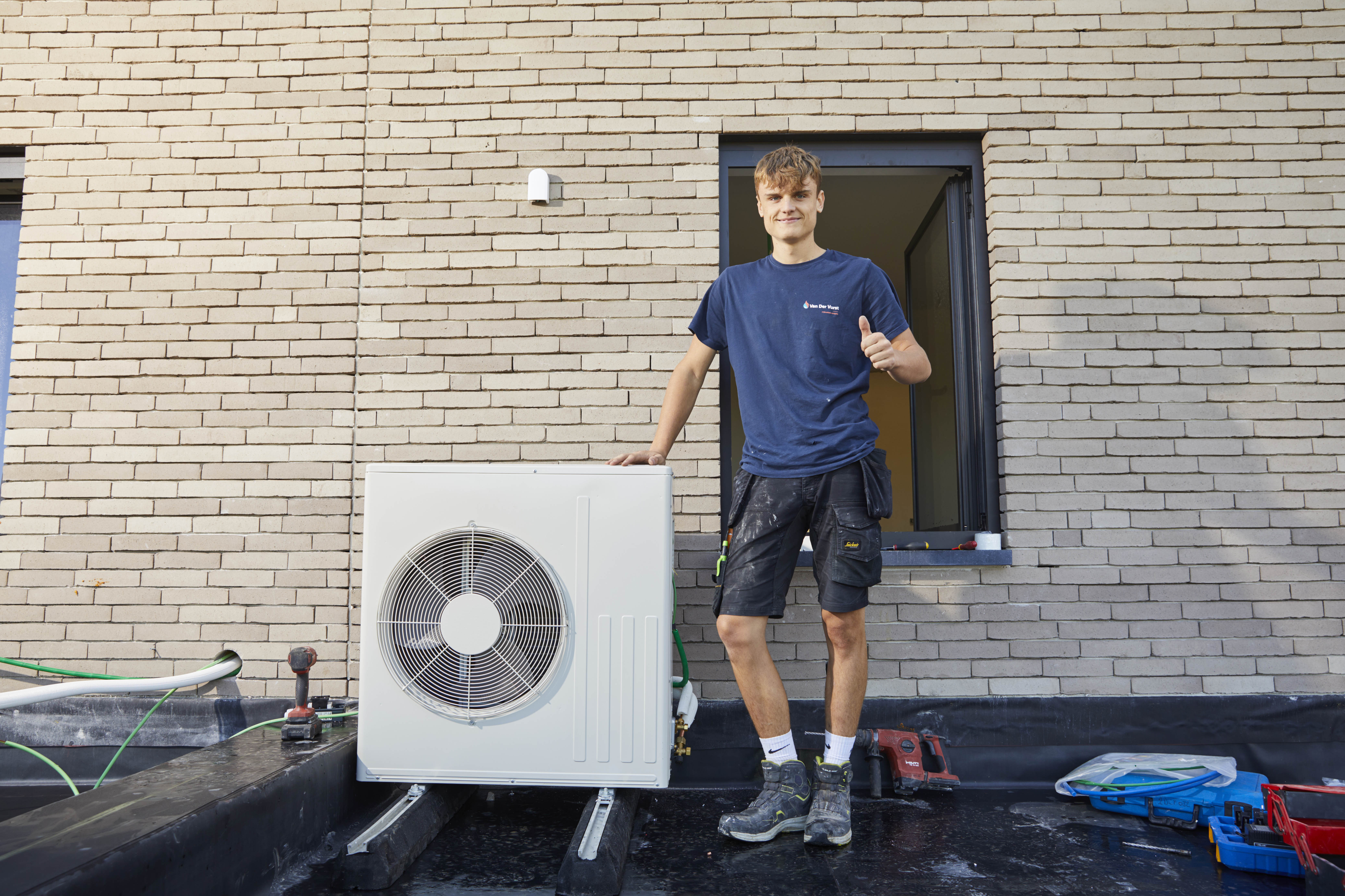 Man en warmtepomp