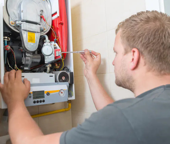Afbeelding man installeert een gasketel