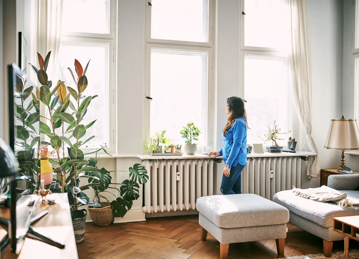 Afbeelding vrouw aan chauffage