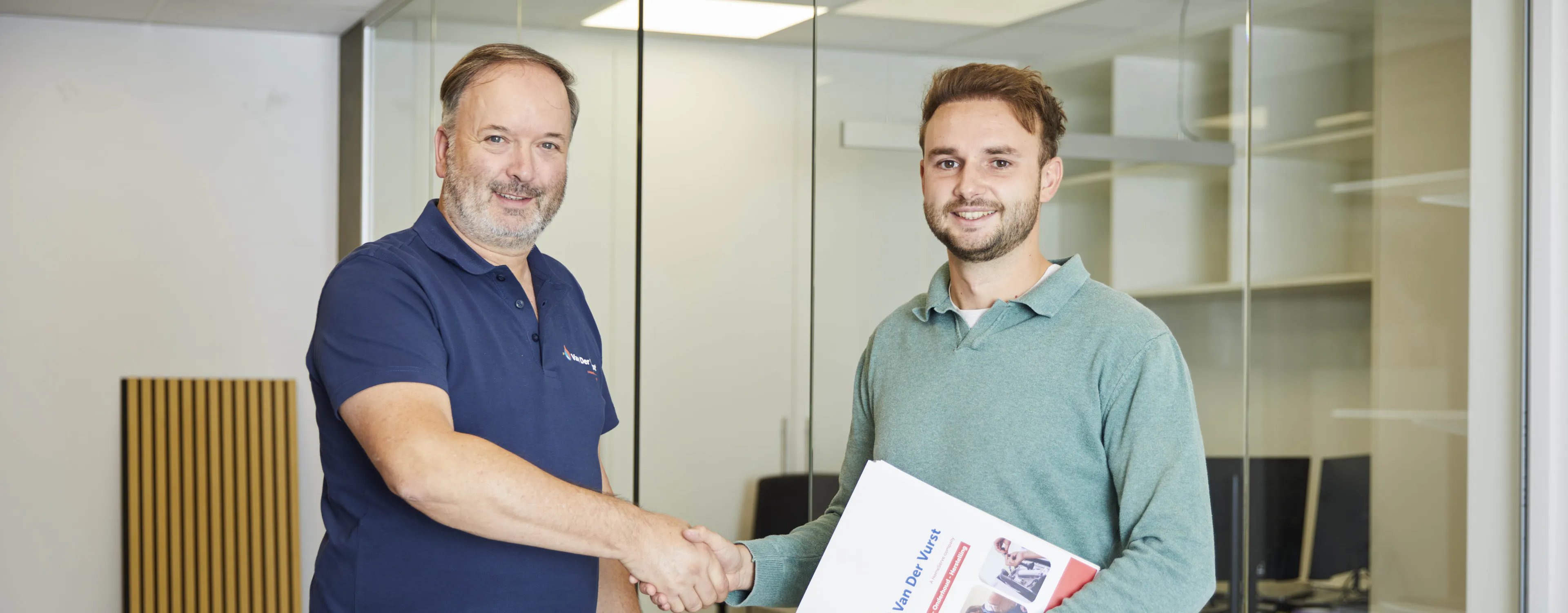 Medewerker en klant geven elkaar een hand
