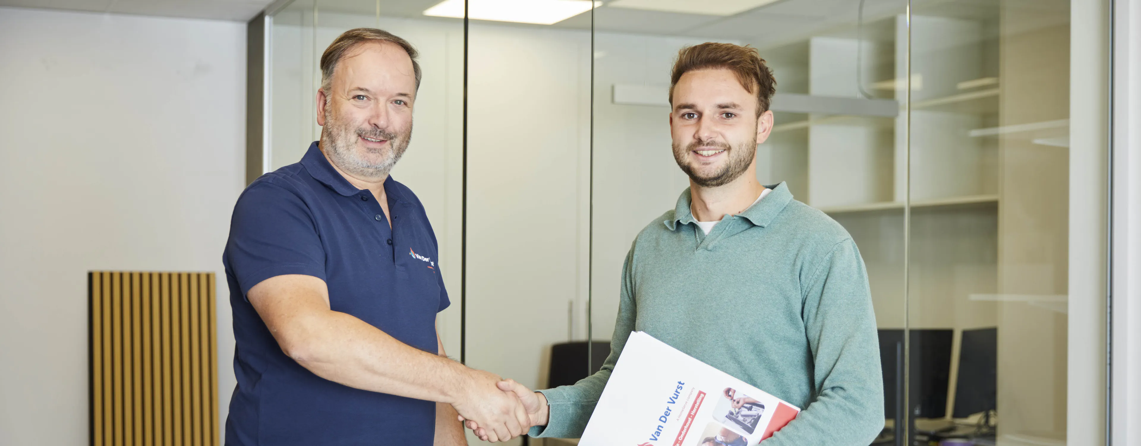 Medewerker en klant geven elkaar een hand