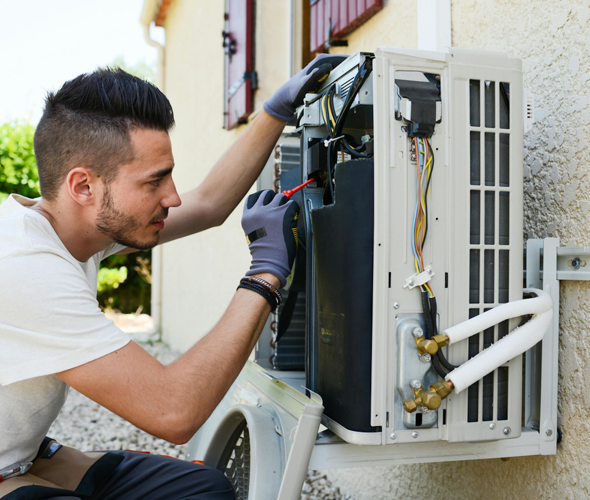 Réparation d'un climatiseur par les chauffagiste VB Gaz