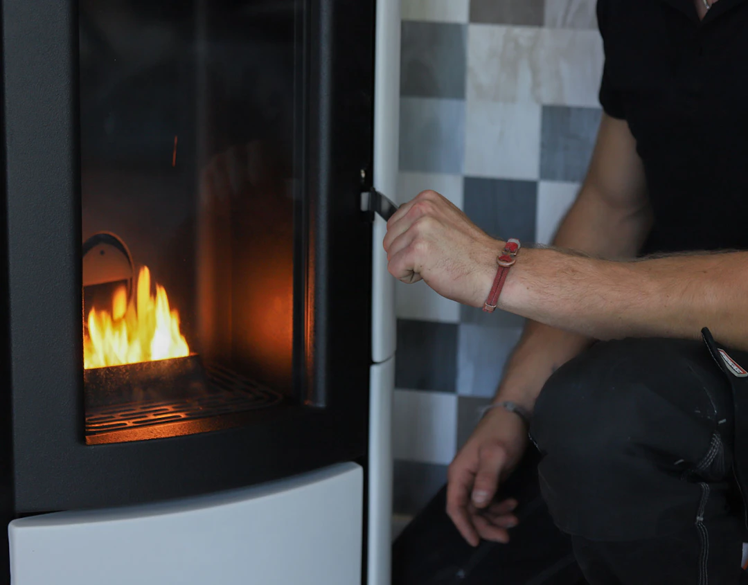 Un technicien VIK Energies, en train de terminer la maintenance d'un poêle près de Périers dans la Manche