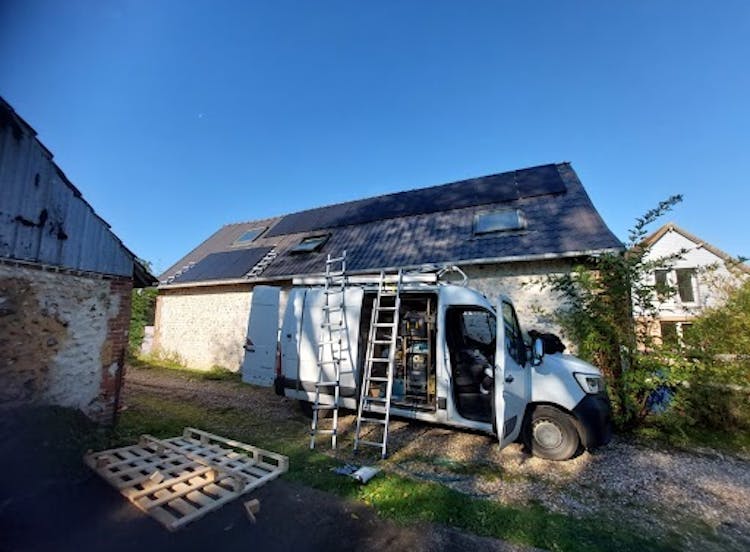 Pose de panneaux solaires près de Rouen par VIK Energies