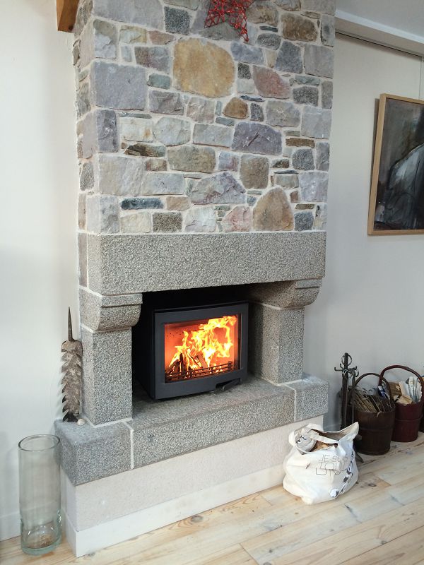 Insert de cheminée installée dans le cadre de la rénovation d'une ancienne cheminée à foyer ouvert