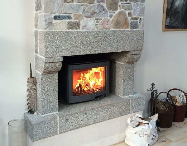 Insert de cheminée installée dans le cadre de la rénovation d'une ancienne cheminée à foyer ouvert