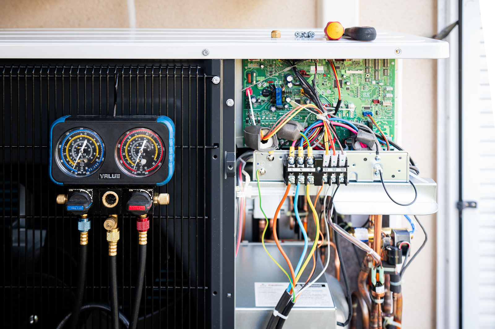 VIK Energies est votre expert chauffage et climatisation en Normandie : pompe à chaleur, climatisation, chaudière, poêle, VMC, cheminée et insert, panneaux solaires, chauffe-eaux