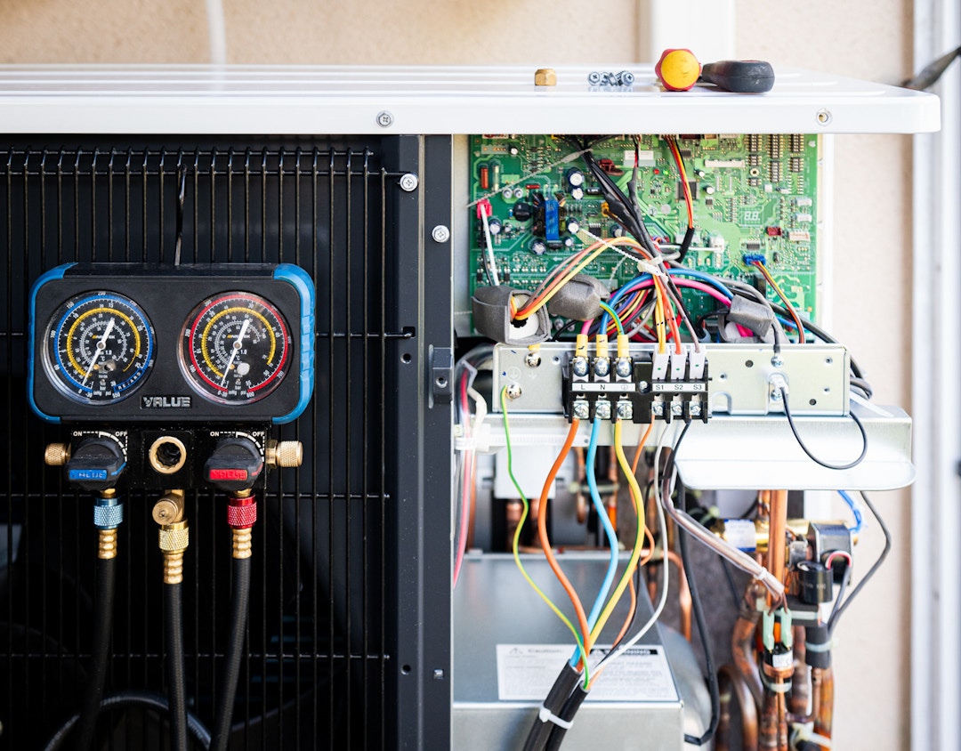 VIK Energies est votre expert chauffage et climatisation en Normandie : pompe à chaleur, climatisation, chaudière, poêle, VMC, cheminée et insert, panneaux solaires, chauffe-eaux