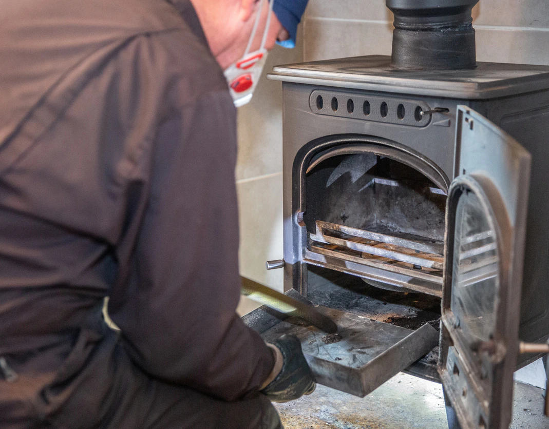 Technicien de VIK Energies, en train de réaliser la maintenance d'un poêle à Carentan dans la Manche
