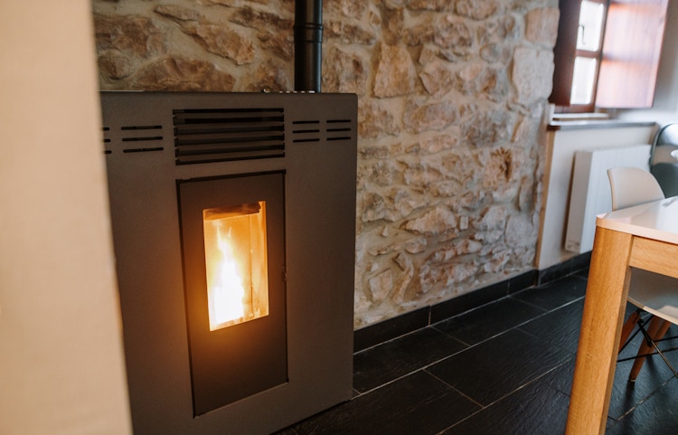 Installer un poêle à granulés dans une maison ancienne