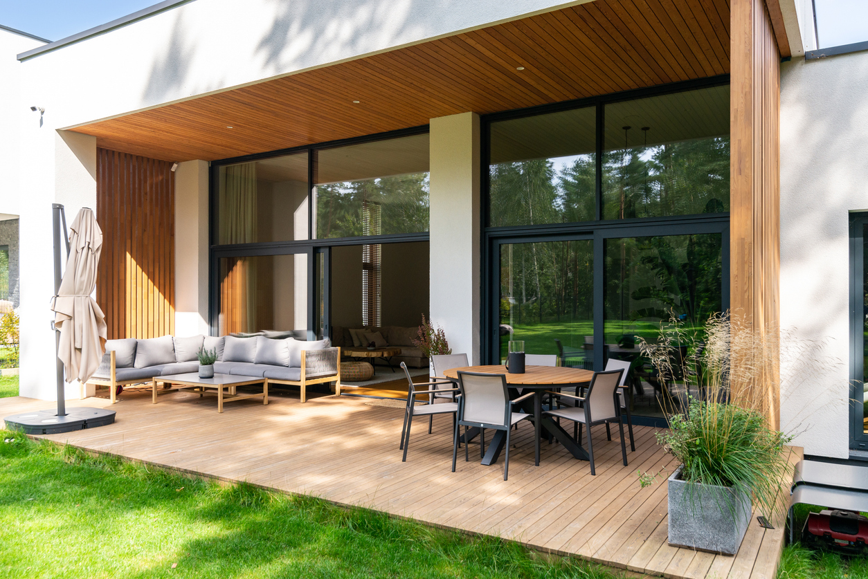 Chauffage et construction en RE2020 : une maison neuve avec une large baie vitrée
