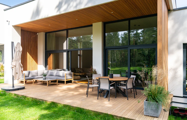 Chauffage et construction en RE2020 : une maison neuve avec une large baie vitrée