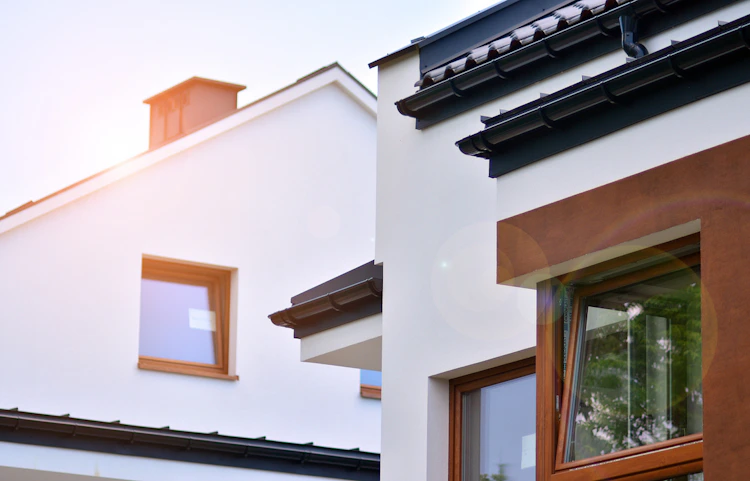 Maison familiale neuve construite selon la norme RE2020 dans une nouvelle zone de développement