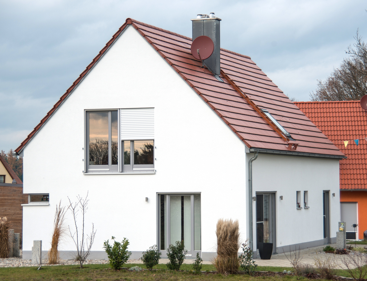 Maison des années 2000 avec vue sur le jardin : quels travaux de rénovation énergétique prévoir ?