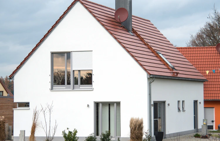 Maison des années 2000 avec vue sur le jardin : quels travaux de rénovation énergétique prévoir ?