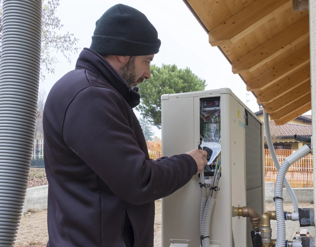 Un expert VIK Energies, en train de réaliser l'entretien d'une pompe à chaleur près de Granville dans la Manche