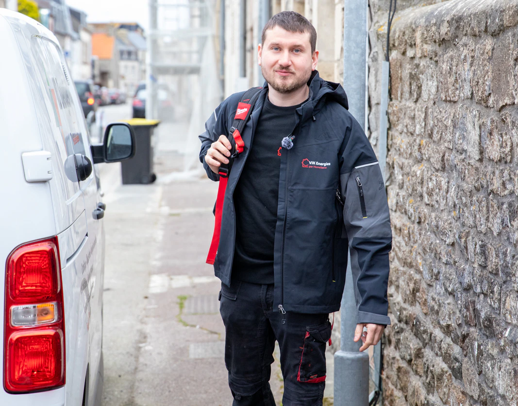 Technicien VIK Energies, près de son véhicule et prêt à partir en intervention près de Valognes dans la Manche