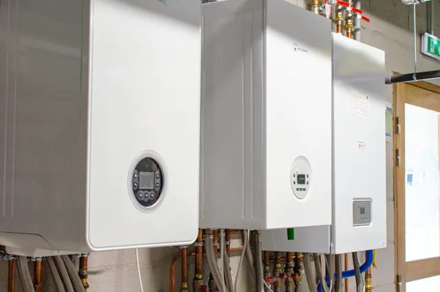 Plusieurs chaudières gaz fixées au mur dans notre showroom en Normandie