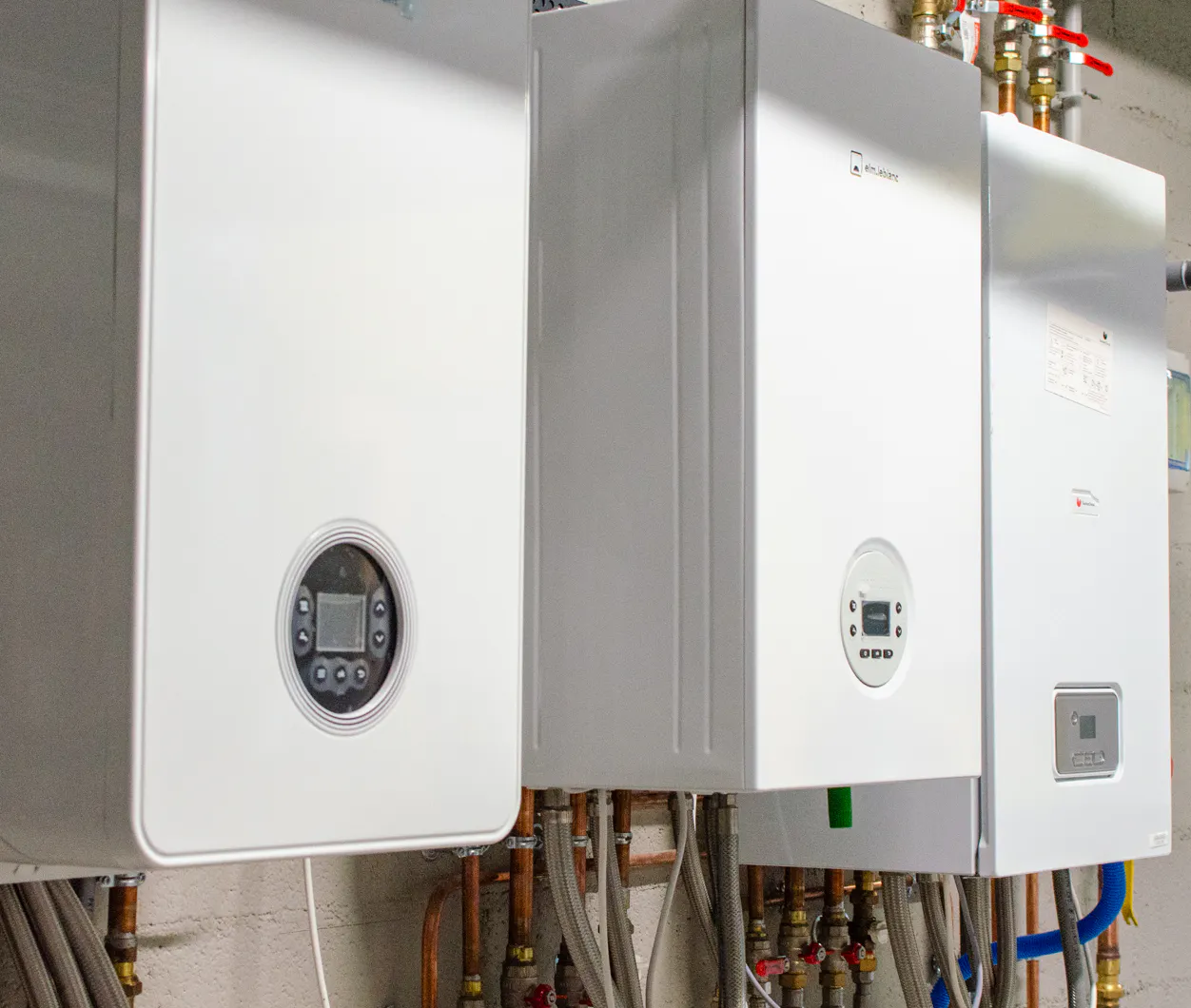 Plusieurs chaudières gaz fixées au mur dans notre showroom en Normandie