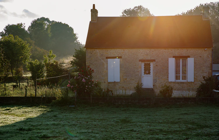 Maison normande en pierre, avec un chauffage moderne