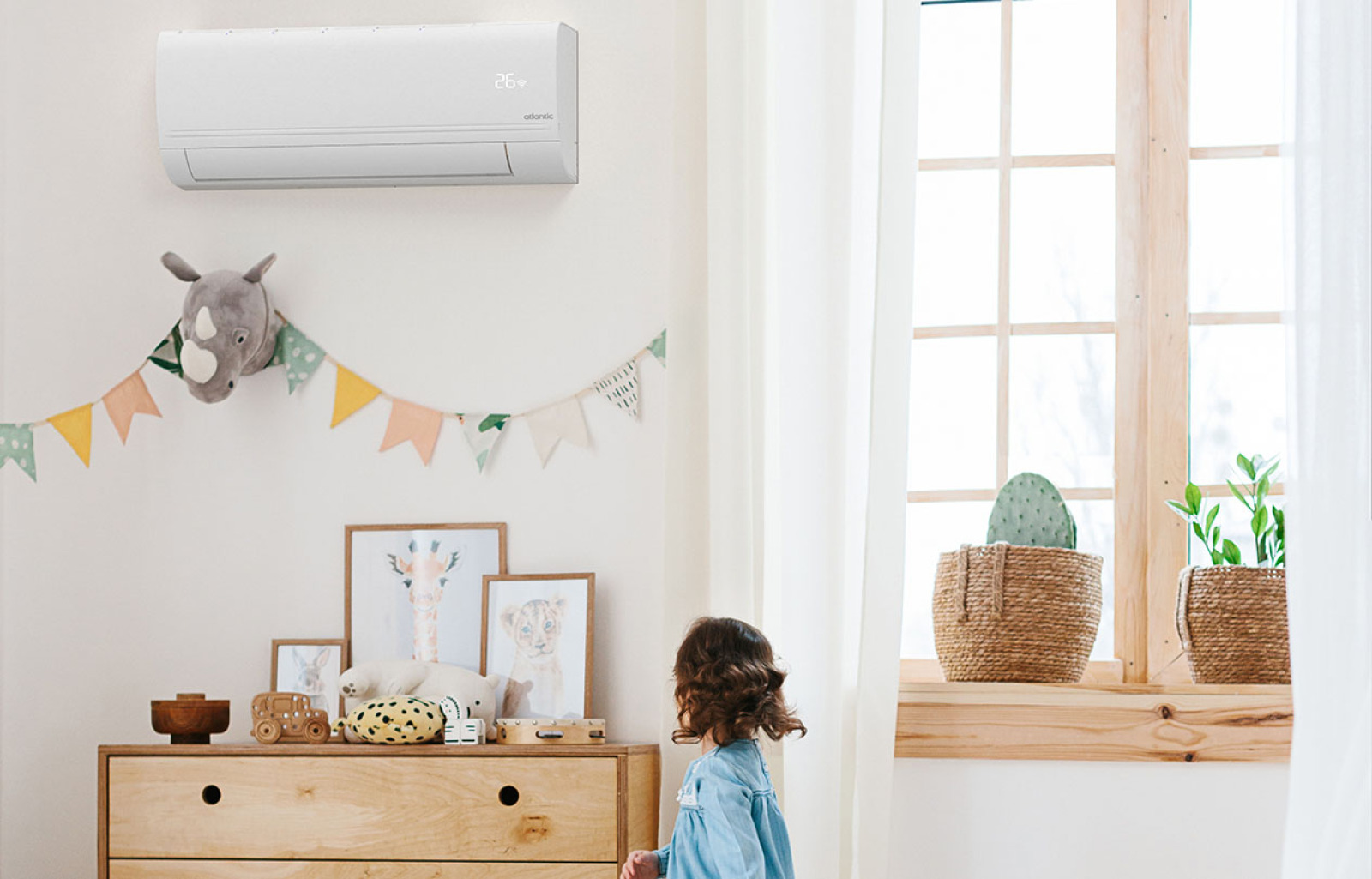 Unité intérieure de climatisation Atlantic Murao Smart au-dessus d'une commode dans une chambre d'enfant