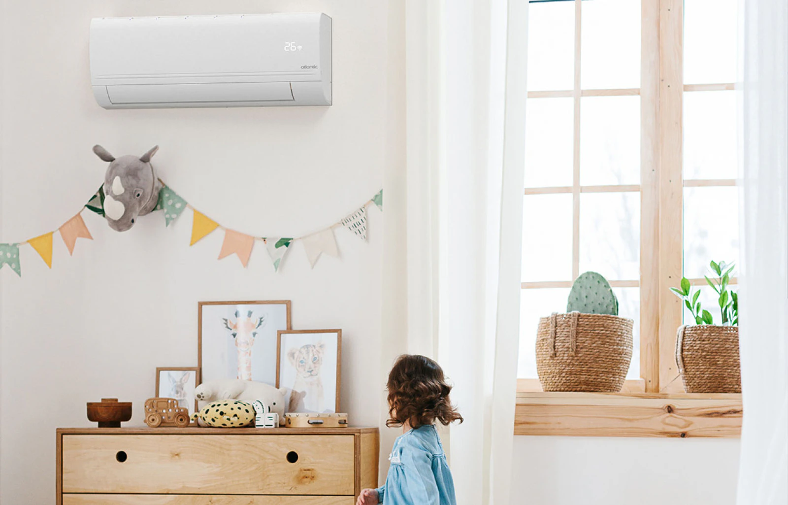 Unité intérieure de climatisation Atlantic Murao Smart au-dessus d'une commode dans une chambre d'enfant