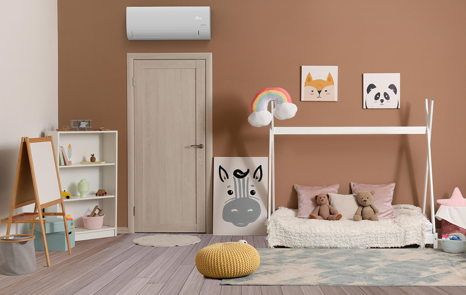 Unité intérieure de climatisation Atlantic Murao Smart intégrée au-dessus de la porte d'une chambre d'enfant