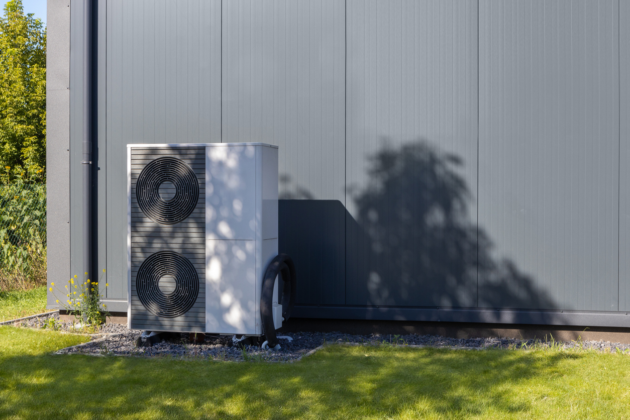 Comment fonctionne une PAC air-eau : l'unité extérieure capte l'énergie thermique dans l'air pour chauffer la maison