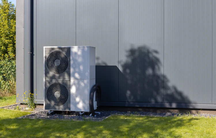 Comment fonctionne une PAC air-eau : l'unité extérieure capte l'énergie thermique dans l'air pour chauffer la maison