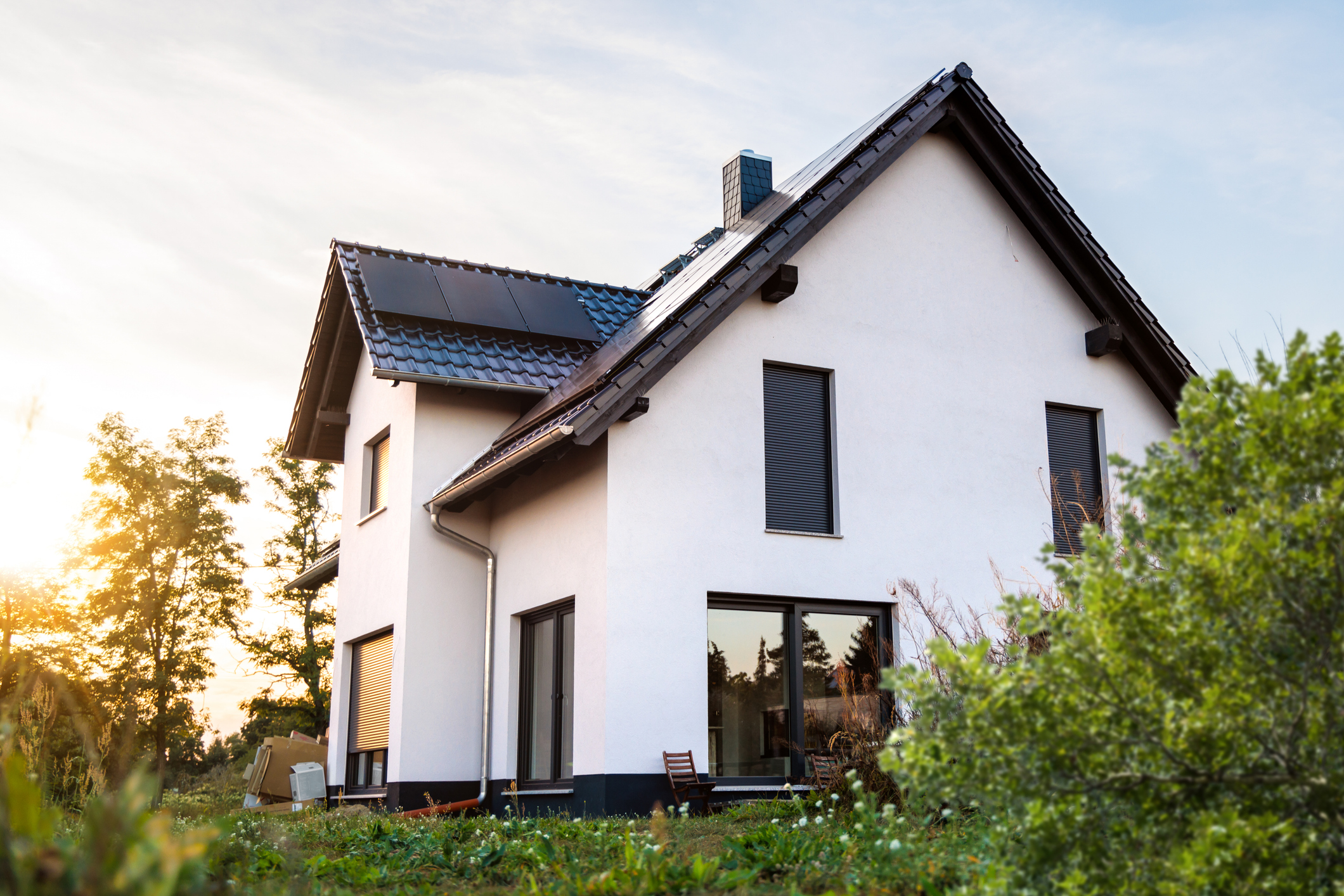 Maison neuve construite aux normes RE2020, avec une bonne isolation et des panneaux solaires en toiture