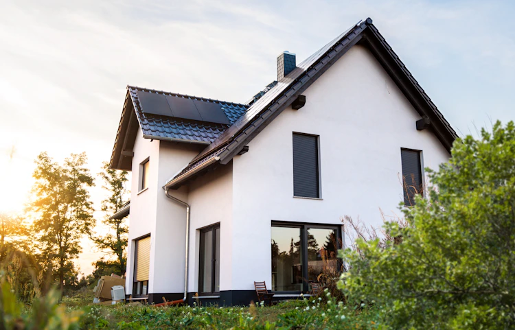 Maison neuve construite aux normes RE2020, avec une bonne isolation et des panneaux solaires en toiture