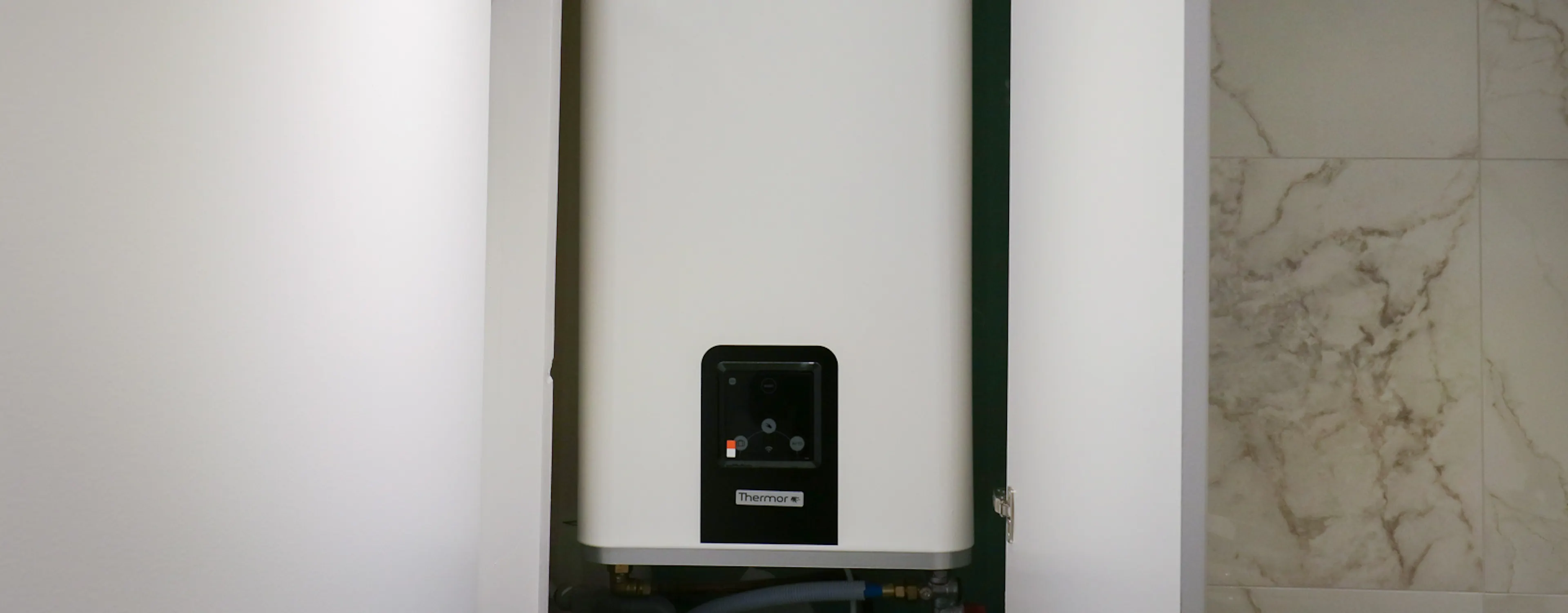 Chauffe-eau extra-plat installé dans une salle de bain