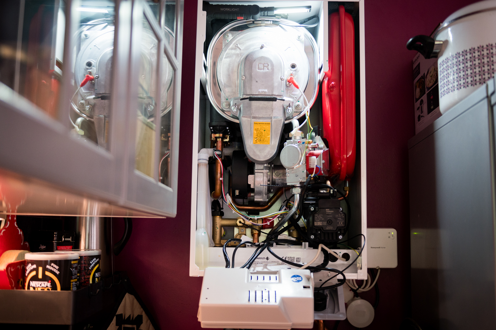 Réparation d'une chaudière gaz : chaudière à condensation capot retiré lors de l'intervention du technicien