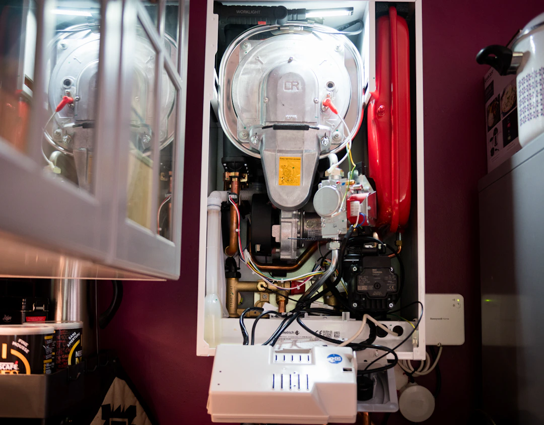 Réparation d'une chaudière gaz : chaudière à condensation capot retiré lors de l'intervention du technicien