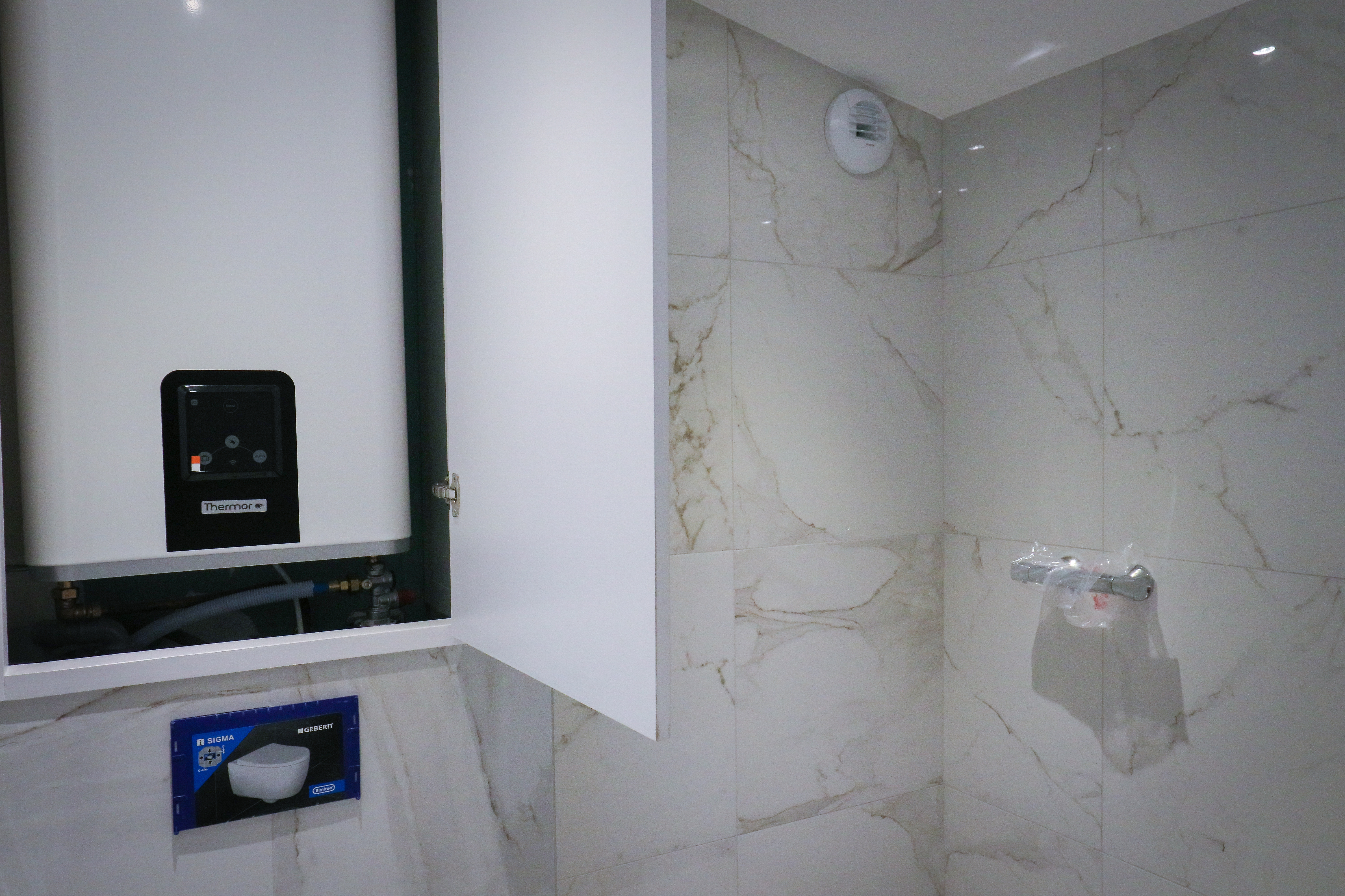 Comment camoufler votre chauffe-eau mural visible ?