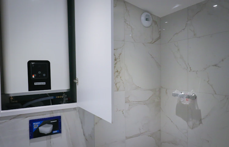 Comment camoufler votre chauffe-eau mural visible ?