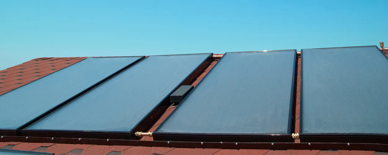 Panneaux solaires d'un système de chauffe-eau solaires installés en toiture d'une maison