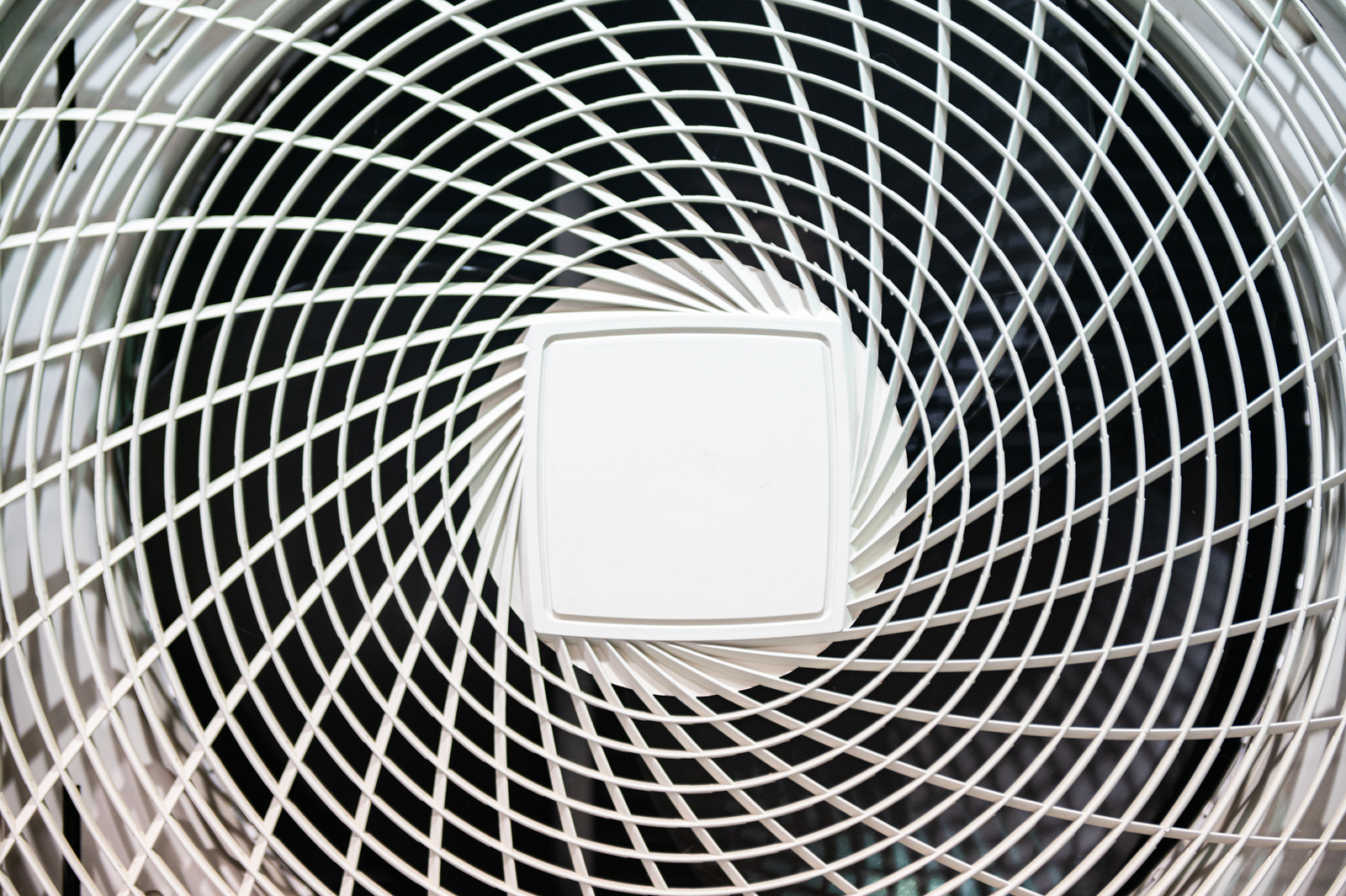 Grille d'aération de l'unité extérieure d'une pompe à chaleur : à un euro, c'est impossible d'avoir une PAC