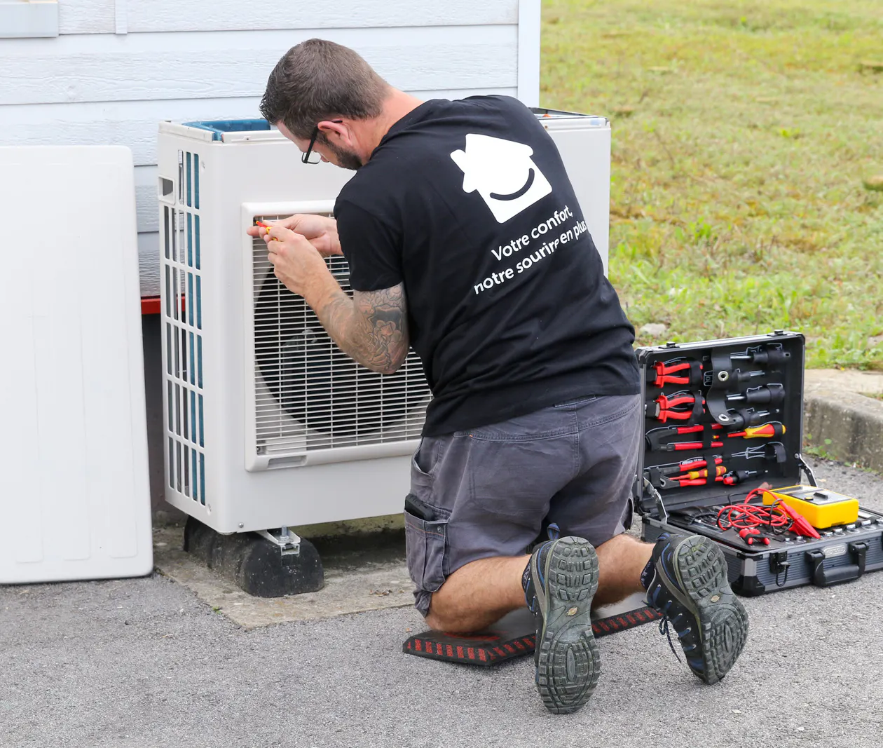 Entretien d'une pompe à chaleur à Valognes dans la Manche par une technicien VIK Energies (ID Energies)