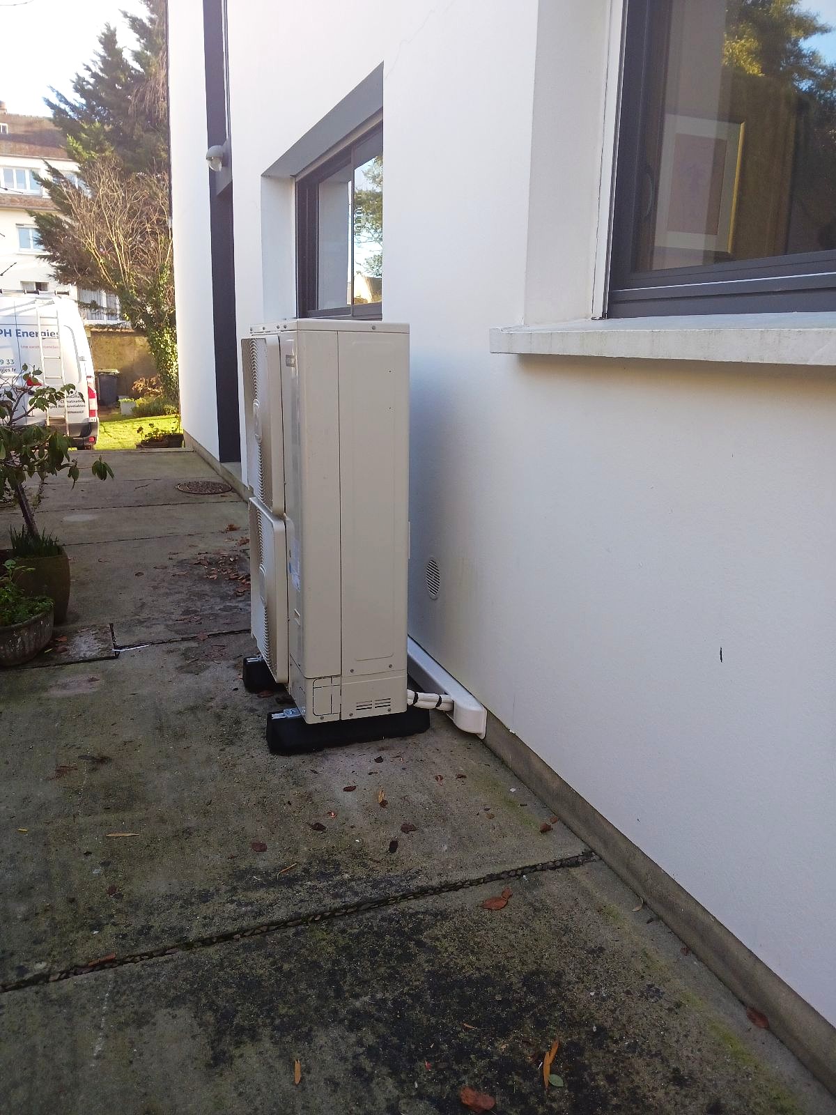 Pompe à chaleur air eau installée pour chauffer une maison récente près de Bayeux