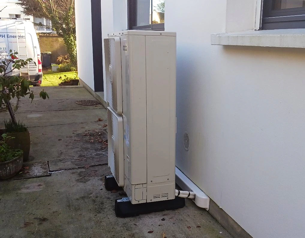 Pompe à chaleur air eau installée pour chauffer une maison récente près de Bayeux