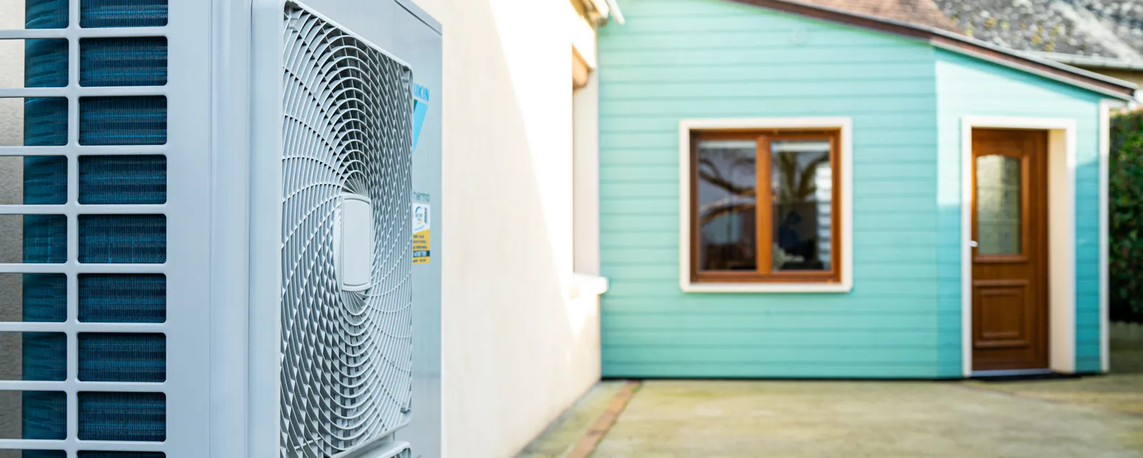 Pompe à chaleur en hiver à l'extérieur d'une maison